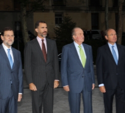 Encuentro con los Presidentes de las Comunidades y Ciudades Autónomas asistentes a la reunión de la V Conferencia de Presidentes El Rey y el Príncipe 
